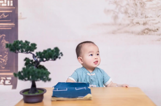 邵阳怀孕肚子中间凹两边凸